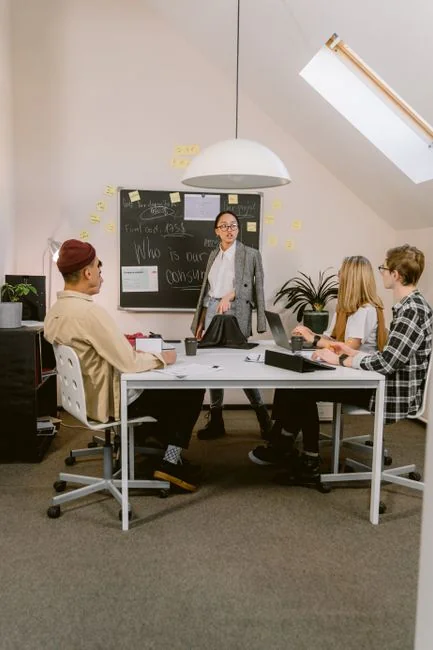 Vue rapprochée d’un document de stratégie marketing posé sur un bureau, idéale pour du contenu business.